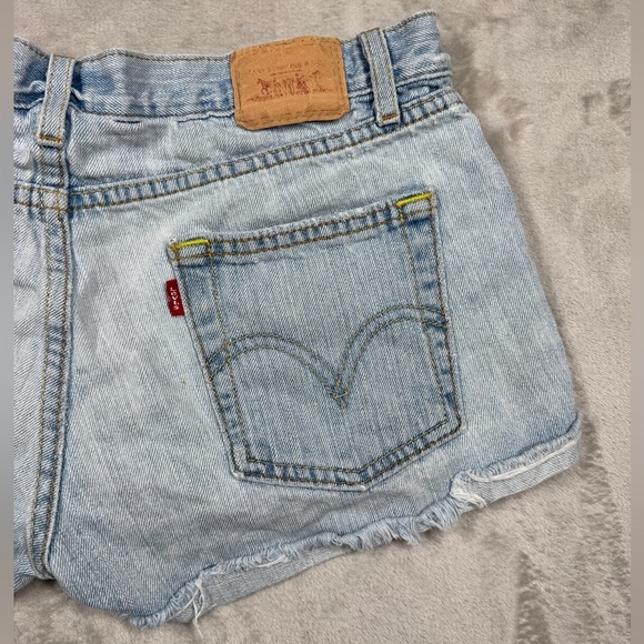 Vintage Levi’s Boyfriend 100% Cotton Worn In Light Blue Denim Shorts Size 5 - Picture 3 of 16